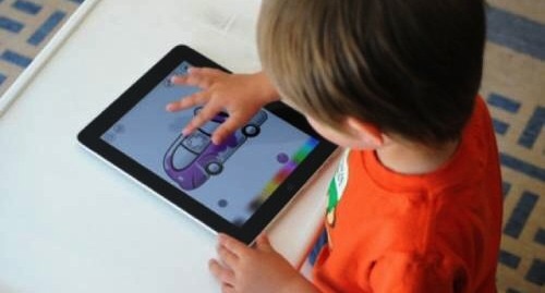 I medici danno l’allarme: i bambini stanno troppo tempo davanti ai tablet