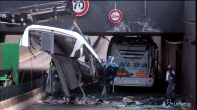 Francia: pullman di turisti si incastra sotto il ponte, 30 feriti