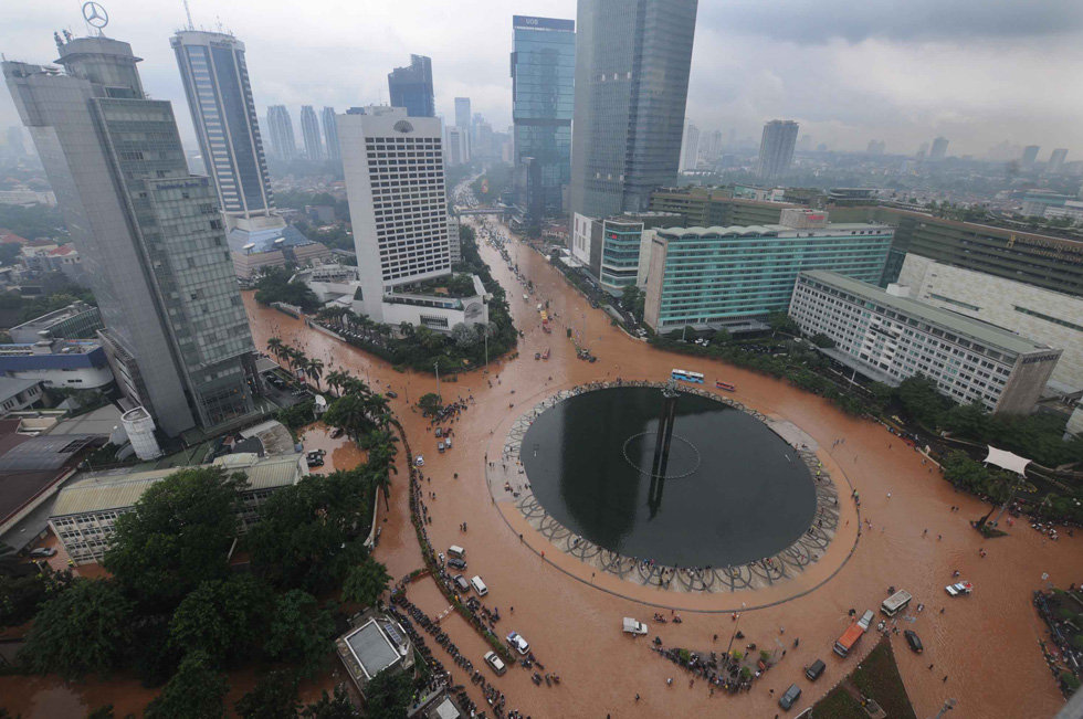 Indonesia, sei esplosioni al centro di Giacarta, sale il numero delle vittime