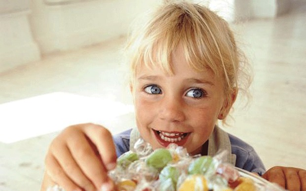 Zucchero pericoloso per i bambini: l'allarme dell'Unione Europea