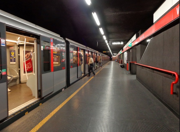 Furti di rame sulla M2, metro Milano sospesa e treni fermi