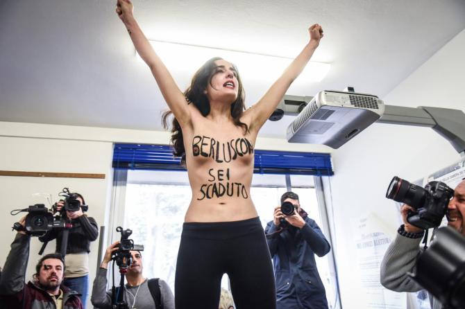 Femen a seno nudo contro berlusconi